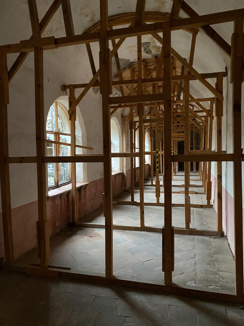 Claustro alto apuntalado durante los trabajos de restauración