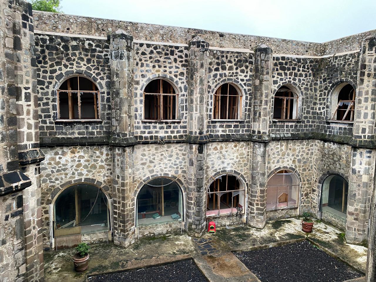 Vista del claustro durante los trabajos de restauración posteriores al sismo de 2017