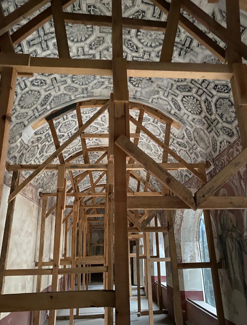 Claustro bajo durante los trabajos de restauración posteriores al sismo de 2017